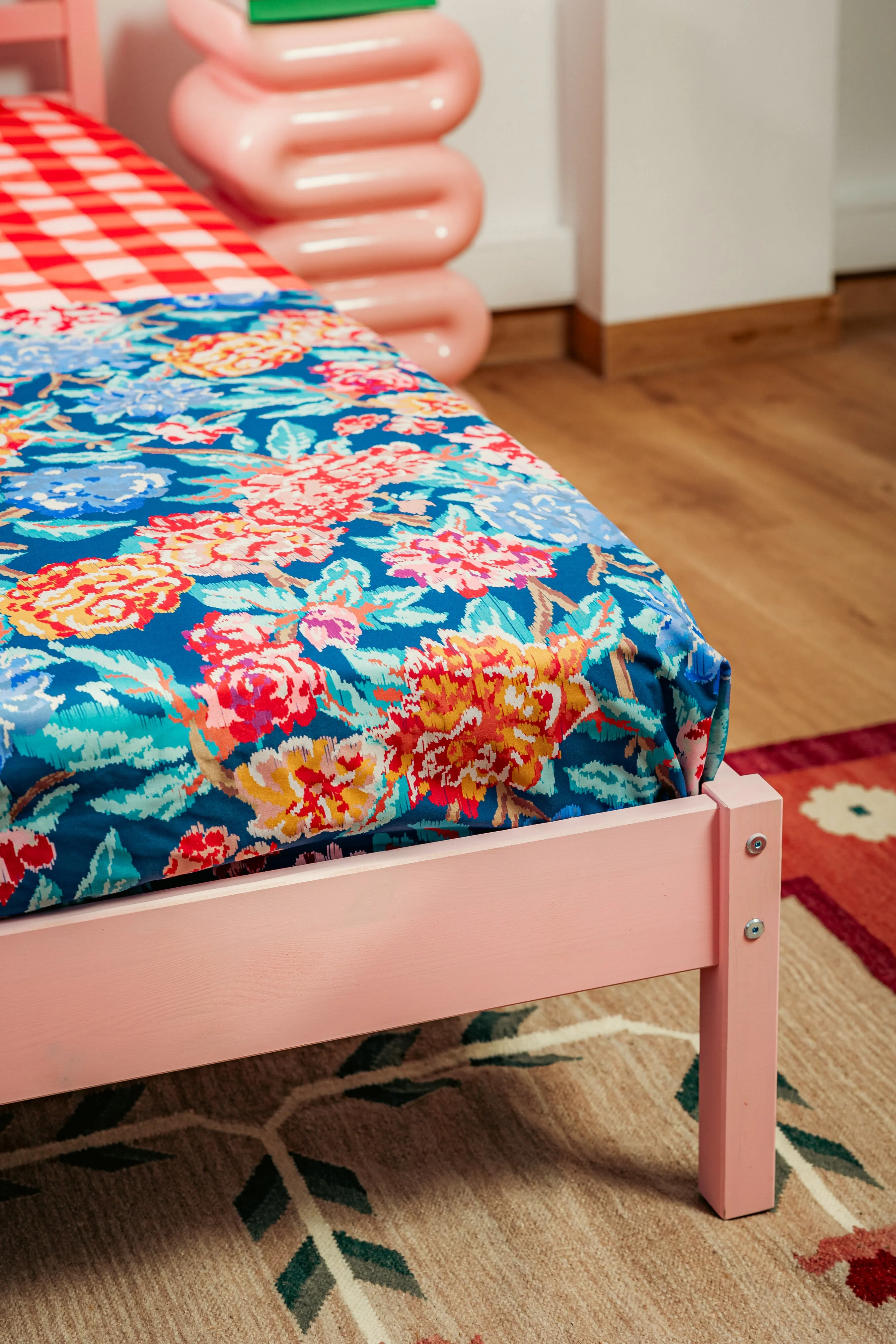Bed Linen Set (Flowers/Red Check) - Image 3