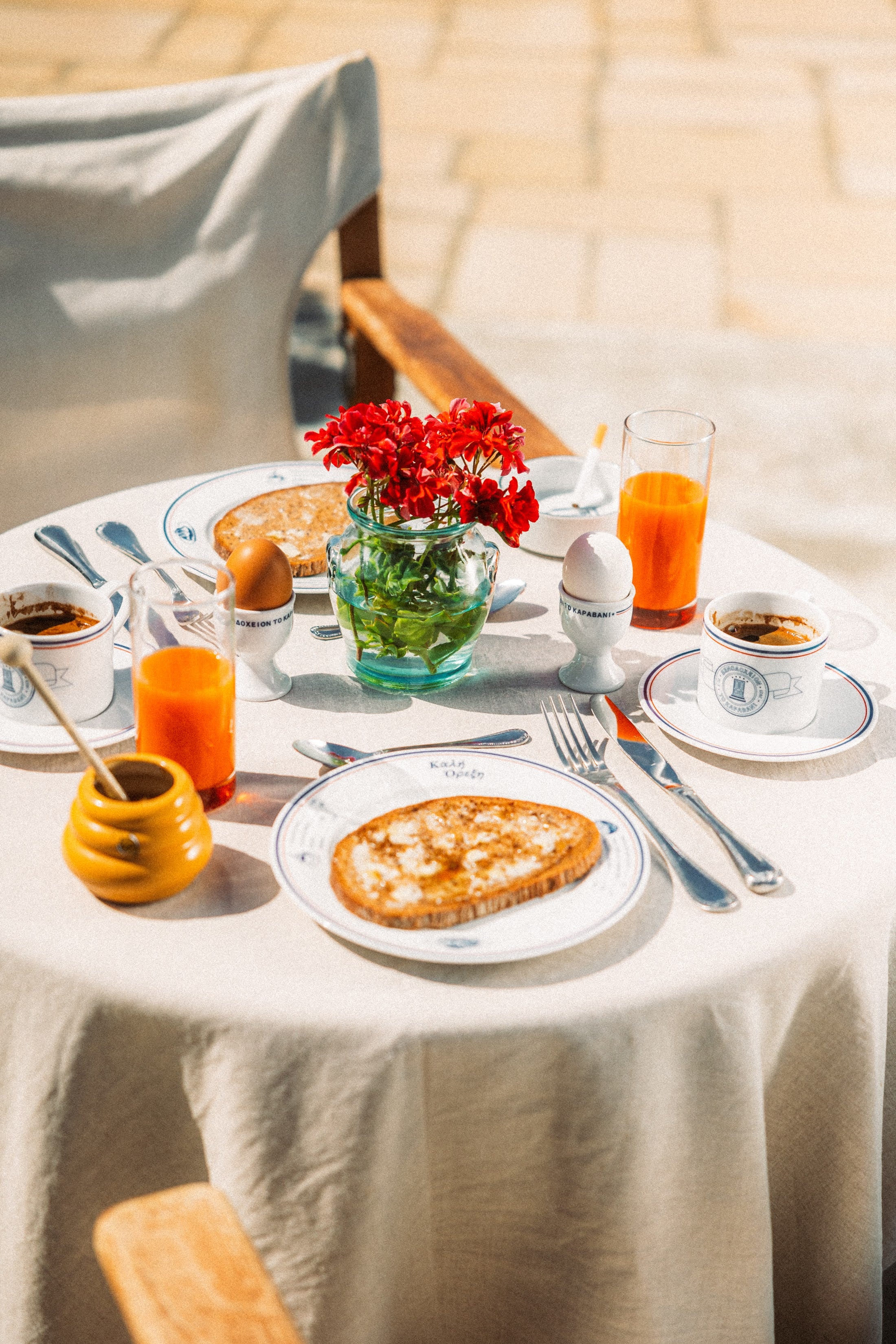 Porcelain Egg Cup (Hotel Καραβάνι) - Image 4